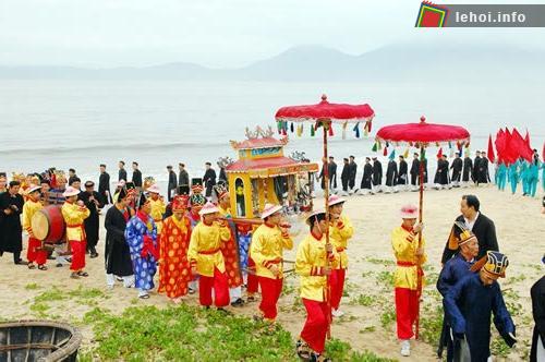 Ngư dân đang rước thần cá Ông vào lăng