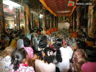 Dâng cơm vào chùa tại lễ hội Sen Dolta