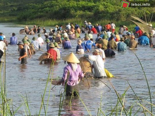 Người dân thi nhau bắt cá. Ai cũng hy vọng bắt được cá to để đem lại may mắn