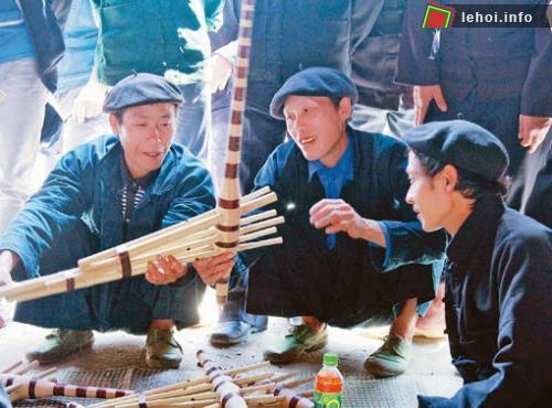 Các nghệ nhân bên cây Khèn của mình