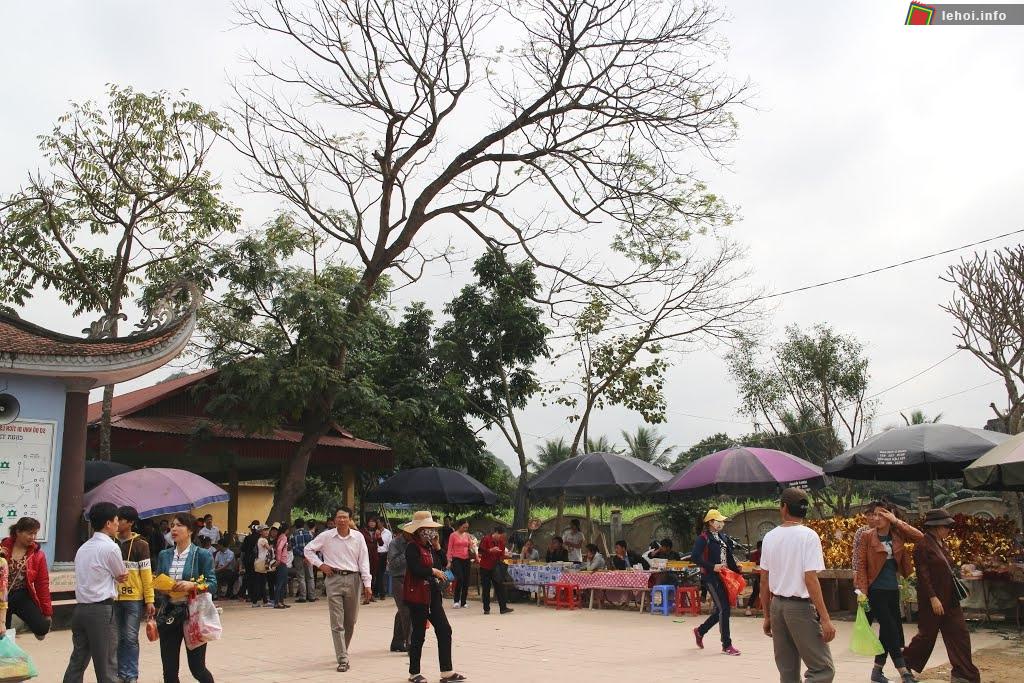 Khu buôn bán bên cạnh Chùa Tiên của của người dân địa phương