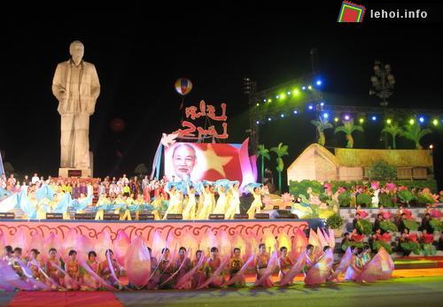 Đêm khai mạc với tiết mục văn nghệ đặc sắc ca ngợi Bác Hồ kính yêu, Đảng quang vinh, đất nước và con người xứ Nghệ.