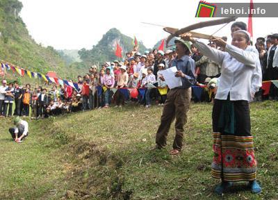 Phụ nữ thi bắn nỏ trong lễ hội Mường Ham, Nghệ An