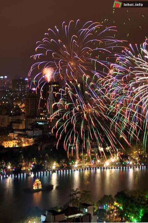 Bắn pháo hoa đêm giao thừa tại Hồ Gươm, TP. Hà Nội