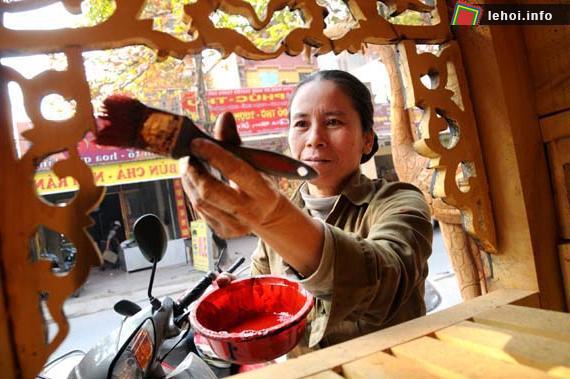 Nghệ nhân pha sơn và bắt đầu sơn.