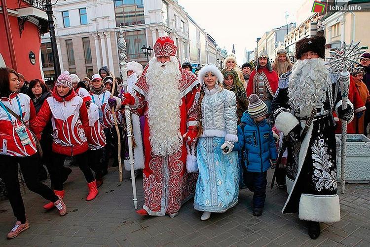 “Biển người” đổ ra đường phố Arbat với nhiều trang phục nổi bật.