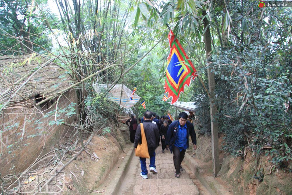 239 bậc đá ong trên con đường lên chùa