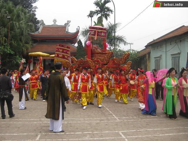 Rước kiệu trong lễ hội