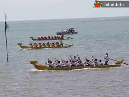Các đội bơi ra sức tranh tài