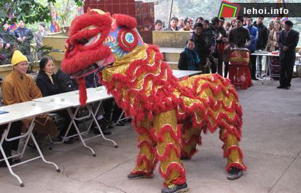 Múa lân trong ngày hội