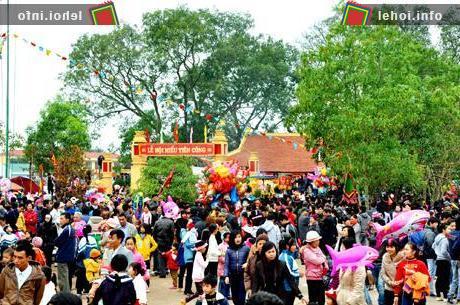 Đông đảo người dân và du khách đến tham dự Lễ hội Tiên Công