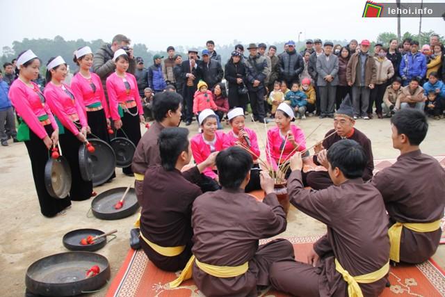 Quây quần bên ché rượu cần