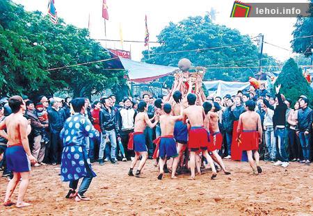 Các thanh nhiên trong làng đang chơi vật cầu