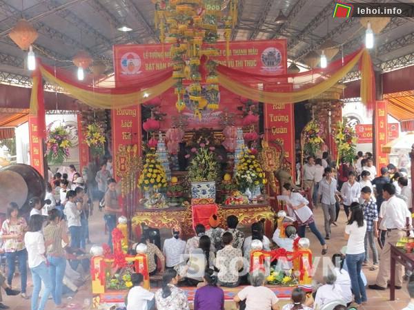 Người dân trong vùng và du khách đang dâng hương lên Bà