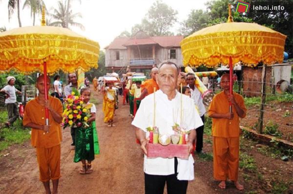 Người dân dâng lễ lên chùa trong Lễ Nhập hạ