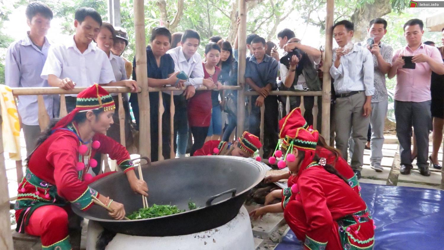 Các nghệ nhân trong phần thi xao chè