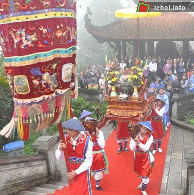 Lễ rước kiệu lên Đền thờ Quốc Tổ Mẫu