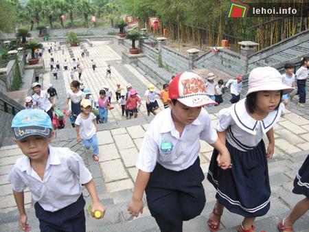 Vượt hơn 100 bậc cấp lên viếng Vua Hùng (khu tưởng niệm Vua Hùng, Q.9, TPHCM).