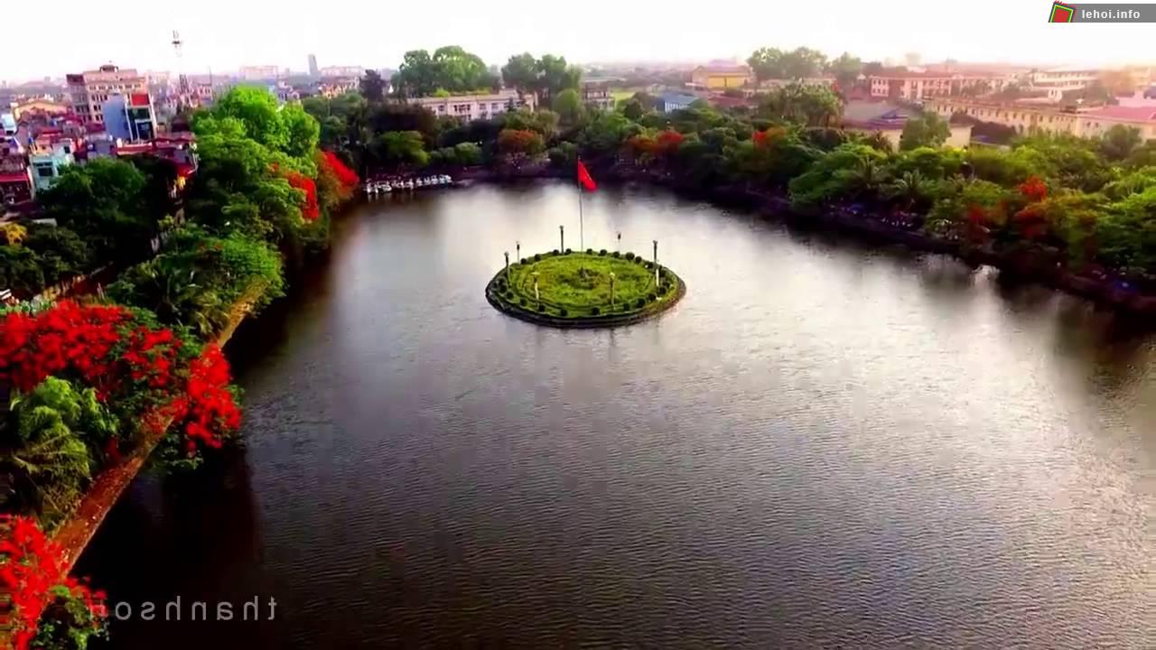 Hồ Bán Nguyệt