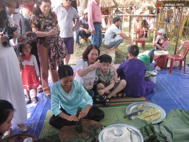 Du khách được tham gia cùng các nghệ nhân làm sản phẩm nghề truyền thống