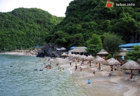 Đông đảo du khách đến với Cát Bà dịp hè 2011