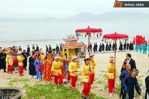 Nghi lễ cúng cá ông bên bờ biển