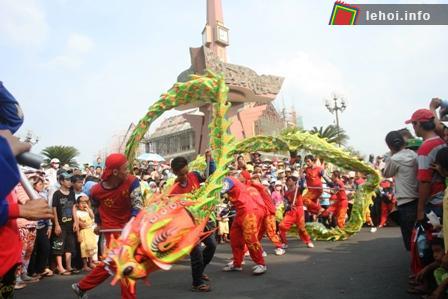 Các đội lân đến từ khắp nơi trổ tài tại lễ hội chùa Bà Thiên Hậu