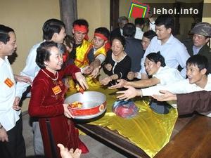 Phó Chủ tịch nước Nguyễn Thị Doan tại buổi lễ phát lương
