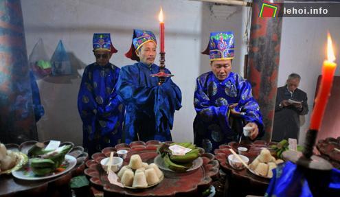 Ghi lễ cúng trong lễ hội Phết là một loại quả được làm bằng gốc tre có sơn son màu đỏ, tượng trưng cho mặt trời. Tại lễ hội, người dân quan niệm giành được 1 hoặc nhiều hơn trong số 5 quả này sẽ càng nhiều may mắn trong cả năm. Háo hức nhất vẫn là đám thanh niên trai tráng trong làng. Trẻ, khoẻ và máu lửa. Ai cũng hăng hái chờ đến ngày môn chơi này diễn ra. Đánh phết là trò vui thể hiện tinh thần thượng võ hào hùng của dân tộc mà bà Thiều Hoa - nữ tướng của Hai Bà Trưng đã tổ chức để rèn luyện sức dẻo dai cho quân sĩ thời xưa. Chiều 15/2, hàng nghìn người dân đổ về đứng kín dọc bờ đê sông Hồng để đón xem, trong đó có nhiều người từ các tỉnh, thành phố Thái Bình, Nam Định, Hà Nội… Trước khi cướp phết, một tiết mục tái hiện sự hào hùng thời chống giặc ngoại xâm diễn ra với hình ảnh trống, cờ cùng đoàn quân hừng hực khí thế. Cụ Nguyễn Quốc Thậm (79 tuổi), một trong 4 vị tướng cầm đầu đoàn quân xung trận.