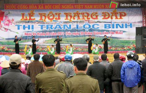 Biểu diễn văn nghệ tại lễ khai hội