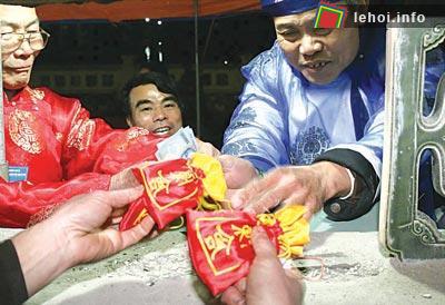 Tại lễ phát lương trong lễ hội Đức Thánh Trần (ở Đền Trần Thương, Hà Nam), với 20.000 đồng góp công đức, mỗi người sẽ được nhận một túi lương may mắn.