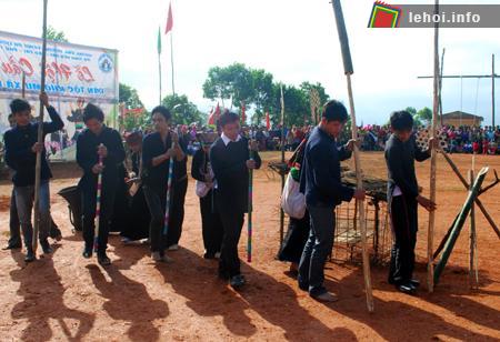 Lễ trọc lỗ tra hạt.