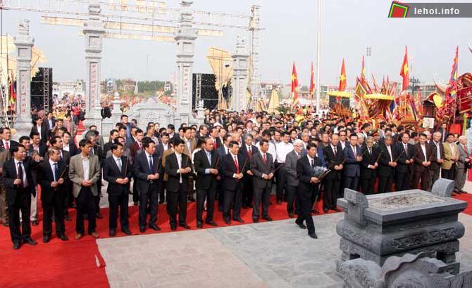 Các đại biểu thắp hương tưởng niệm