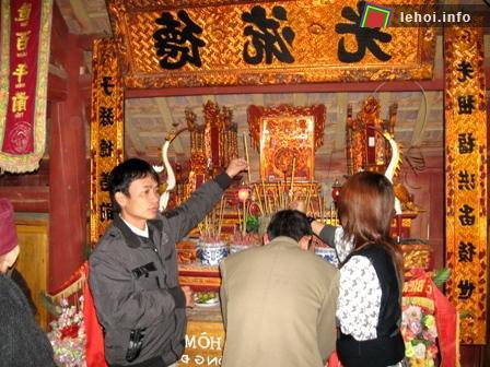 Thắp hương cúng thờ Tạo Nọi