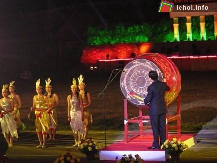 Đánh trống khai mạc lễ hội