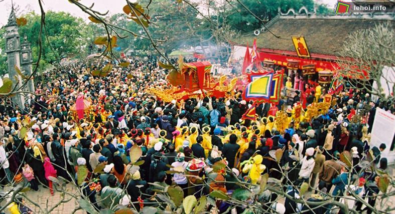 Rước kiệu tại lễ hội Đền Phù Ủng
