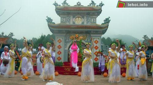 Tiết mục múa trong ngày khai hội.