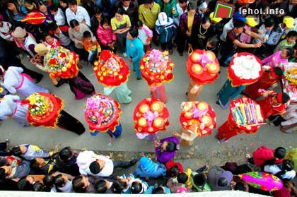 Con cháu đội các mâm lễ vật đi trước, mâm lễ có trầu cau, rượu, xôi, gà hoặc thủ lợn...
