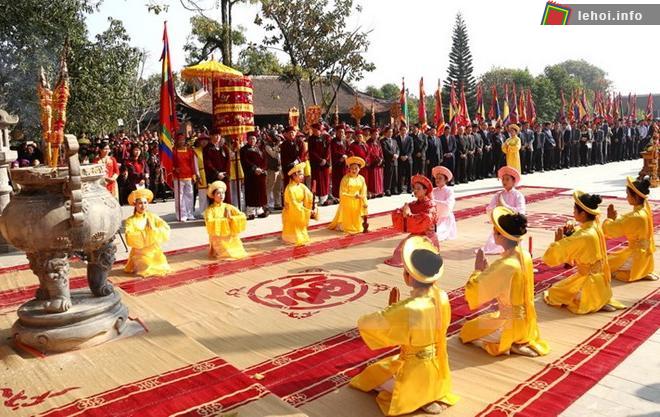 Lễ tế tại đền Mẫu Âu Cơ