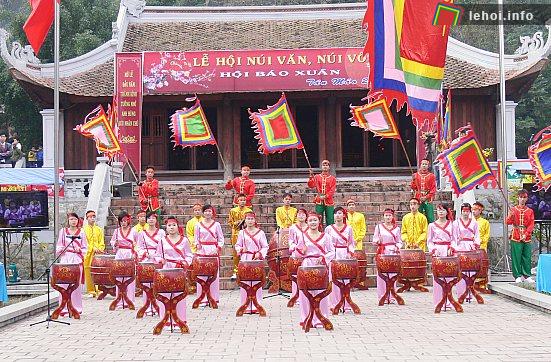 Đánh trống khai hội