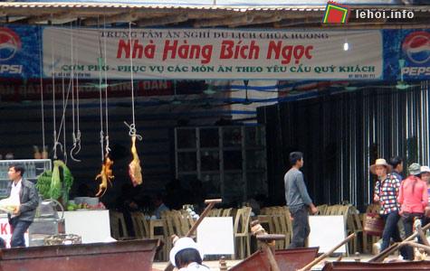 Lễ hội năm nay nghiêm cấm bán thực phẩm ăn uống từ động vật hoang dã, thực phẩm không được treo mà phải bày bán trong tủ kính