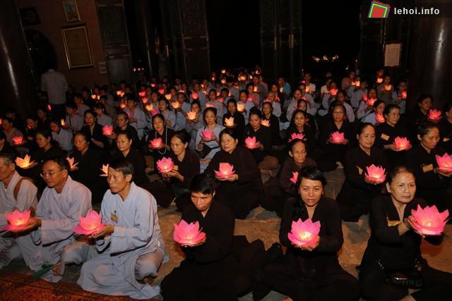 Người con Phật thắp nến và gửi ước nguyện hòa bình cho thế giới, an lạc tới muôn dân