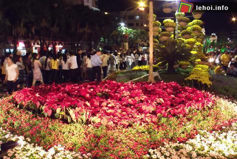 Rực rỡ đường hoa Nguyễn Huệ 2011