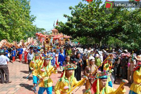 Người dân nô nức tham dự lễ hội văn hoá – du lịch Dinh Thầy Thím tại Bình Thuận