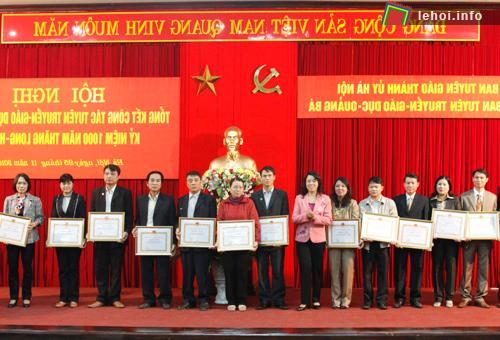 Phó Chủ tịch Ngô Thị Thanh Hằng trao bằng khen cho các đơn vị