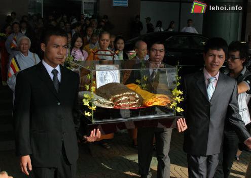 Đoàn rước đưa 3 tấm áo cà sa được dệt bằng các loại tơ lụa quý giá với chiều dài mỗi tấm 10 mét ra khỏi sân bay.