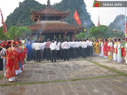 Dâng hương tại cố đô Hoa Lư
