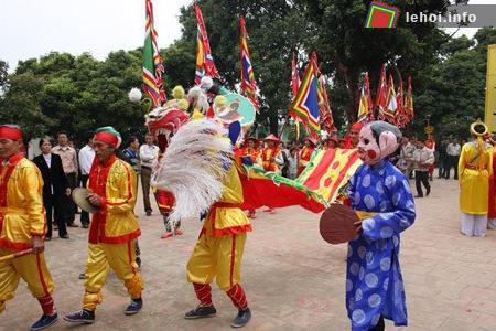 Biểu diễn múa rồng tại lễ hội