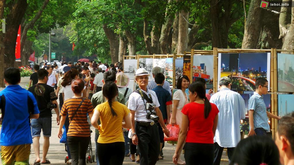 Dịp Đại lễ kỷ niệm 1000 năm Thăng Long - Hà Nội, phố đi bộ quanh khu vực hồ Hoàn Kiếm thu hút rất đông du khách