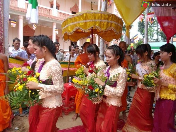Dâng hương hoa, lễ vật trong ngày hội